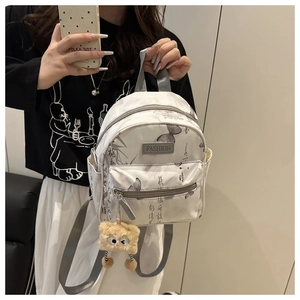 Mini-Rucksack mit Schmetterlingsdruck, Plüschbär-Anhänger und Kalligraphie-Detail