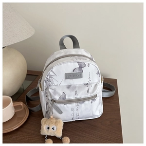 Mini weißer Rucksack mit Schmetterlings- und Kalligrafie-Prints und Plüsch-Anhänger
