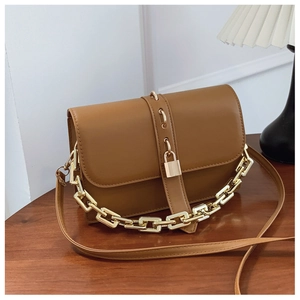 Vue détaillée du sac à bandoulière en cuir PU marron avec chaîne dorée et fermoir