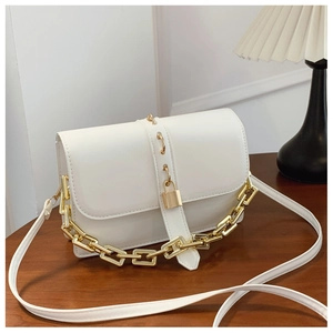 Détail du sac à bandoulière blanc avec poignée chaîne dorée et serrure de style vintage