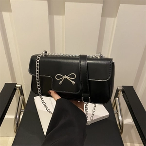 Sac bandoulière noir avec nœud argenté et bandoulière en chaîne pour femme
