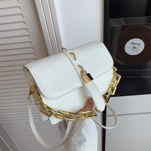 Sac bandoulière blanc minimaliste avec poignée chaîne dorée et détail de cadenas