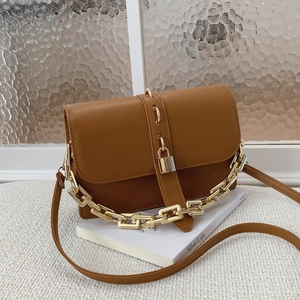 Sac bandoulière en similicuir marron avec poignée chaîne dorée et fermoir métal