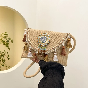 Borsa bohémien in paglia intrecciata con ricamo etnico e nappe colorate per spiaggia