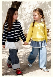 Détails des gilets en tricot pour filles avec rayures marine et maille torsadée jaune