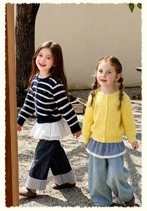 Détail de gilets en tricot pour filles avec ourlets en dentelle et jeans rétro à jambes larges