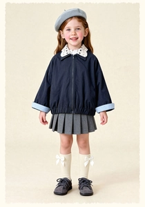 Vintage meisjesjasje met ruitpatroon, kanten kraag en plooirok in preppy stijl