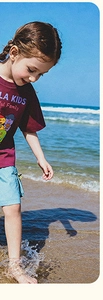 Detalle de conjunto de verano para niña con camiseta roja de dibujos y pantalón corto