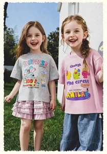 Foto al aire libre de niñas con camisetas de algodón con dibujos animados y ropa de verano