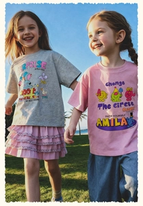 Detalle de camisetas de algodón con estampados de elefantes y personajes para niños