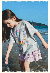 Detalle de camiseta gris para niña con dibujo animado y falda rosa con encaje