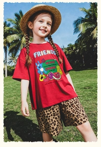 Vista al aire libre de camiseta roja infantil con estampados de dibujos de frutas y conejo