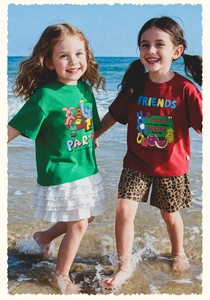 Detalle de camisetas de algodón con estampados de dibujos animados verde y rojo para niña