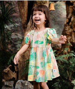 Détail de robe fleurie pour filles avec manches bouffantes en coton style champêtre