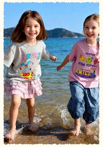 Camisetas de verano para niñas con estampados animados en un entorno de playa