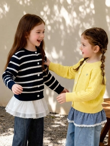 Cardigan en maille pour filles avec rayures marines, torsades jaunes et dentelle
