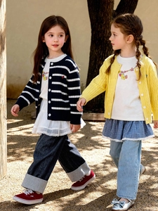 Ensemble cardigan tricoté enfant à rayures marine et torsades jaunes avec jupe