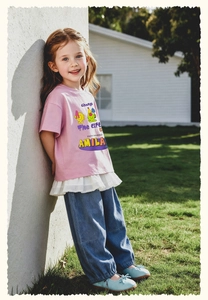 Camiseta rosa de niña con estampado de dibujos, encaje y pantalones vaqueros anchos