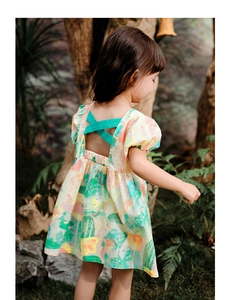 Détail du dos nu avec rubans verts croisés sur une robe d'été fleurie pour filles