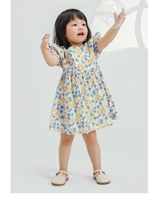 Détail d'une robe fleurie pour enfant avec manches bouffantes et tissu léger d'été