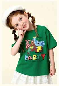 Detalle de camiseta infantil de algodón verde con estampado de fiesta de animales y tejido suave