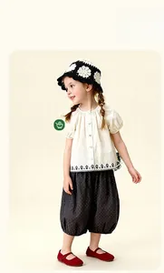 Tenue d'été pour fille avec chemise blanche à manches courtes et pantalon bouffant à pois