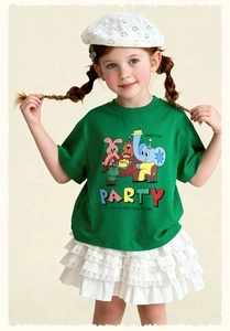 Detalle de camiseta verde infantil con estampados de animales y logo Amila Kids