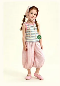 Détail d'une tenue d'été pour fille avec gilet rayé et pantalon rose à pois