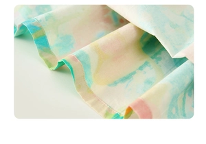 Détail macro de l'imprimé floral aquarelle sur coton léger avec couture d'ourlet ondulée