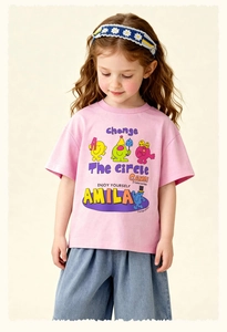 Primer plano de camiseta rosa para niña con estampado de dibujos y logo colorido