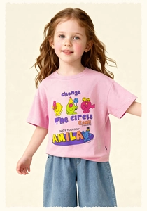 Detalle de camiseta rosa con estampado de dibujos y pantalones vaqueros azul claro
