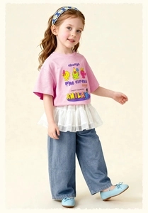 Detalle de camiseta rosa con tul para niña y pantalones anchos de mezclilla azul denim