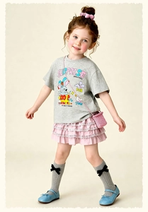 Conjunto de verano con camiseta gris de dibujos animados y falda rosa de encaje a capas