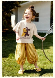 Ensemble d'été pour enfant avec t-shirt beige à ours et pantalon rayé jaune vif
