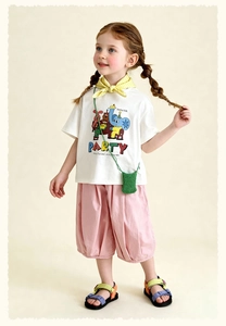 Conjunto de verano infantil con camiseta de elefante, pantalón rosa ancho y sandalias a juego