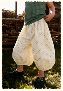 Détail du pantalon rétro à pois pour enfants avec taille élastique et tissu doux en plein air