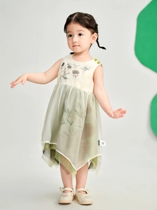 Meisjesjurk met Chinese inkttekening en groene tule rok met elegante bamboe-opdruk