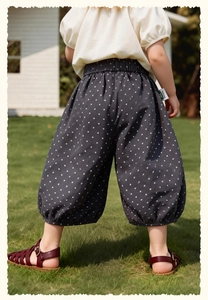 Vue arrière du pantalon à pois pour enfants avec taille élastique et chevilles resserrées