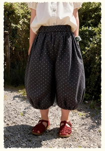 Gros plan du pantalon bouffant d'été à pois pour enfant avec taille élastiquée