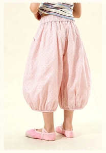 Vue détaillée du bombacho rose à pois pour enfants montrant la taille élastique et la coupe