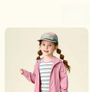 Détail d'un débardeur rayé pour fille sous une veste rose avec casquette colorée