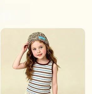 Détail d'un débardeur rayé bleu-marron pour fille avec un bonnet en tricot marron