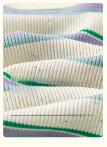 Détail macro du tissu côtelé doux avec fils mouchetés et texture à rayures