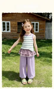 Tenue d'été pour fille avec haut à rayures vertes et pantalon large violet en plein air