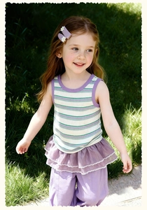 Détail du débardeur rayé pour filles avec ourlet volanté en tulle violet et tissu souple