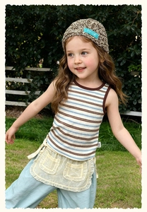 Détail du gilet rayé avec tablier en dentelle et chapeau en tricot pour enfants