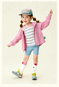 Détails d'une tenue de sport pour fille avec veste rose et débardeur à rayures