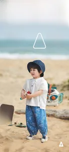 Set bimbo tre pezzi con camicia bianca, pantaloni stampati e cappello a secchiello