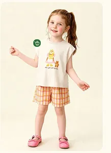 Détail d'une tenue d'été pour filles avec t-shirt sans manches et motif de dessin animé