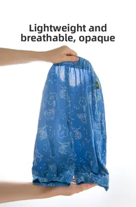Dettaglio dei pantaloni antizanzare traspiranti che mostra la trama del tessuto e l'opacità